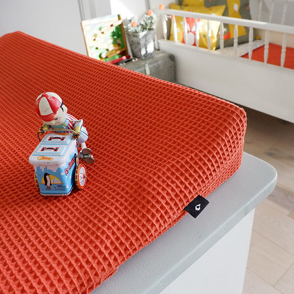 Aankleedkussenhoes wafelstof basis babykamer | terracotta rood - HelloBaby.be